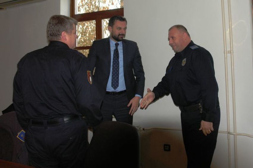 Konaković zahvalio policajcu koji je spasio djevojku od utapanja