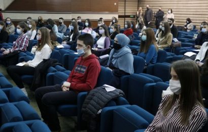 VLADA FBiH: Nagrađeno 60 najboljih učenika iz Federacije BiH